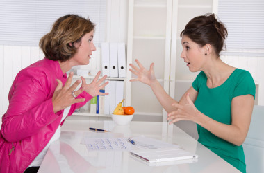 兩個(gè)業(yè)務(wù)女人爭(zhēng)論在辦公室有分歧