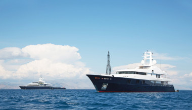 豪華大超級(jí)或巨型摩托游艇在蔚藍(lán)的大海