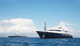 豪华大超级或巨型摩托游艇在蔚蓝的大海