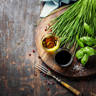 草药和香料在木板上图片