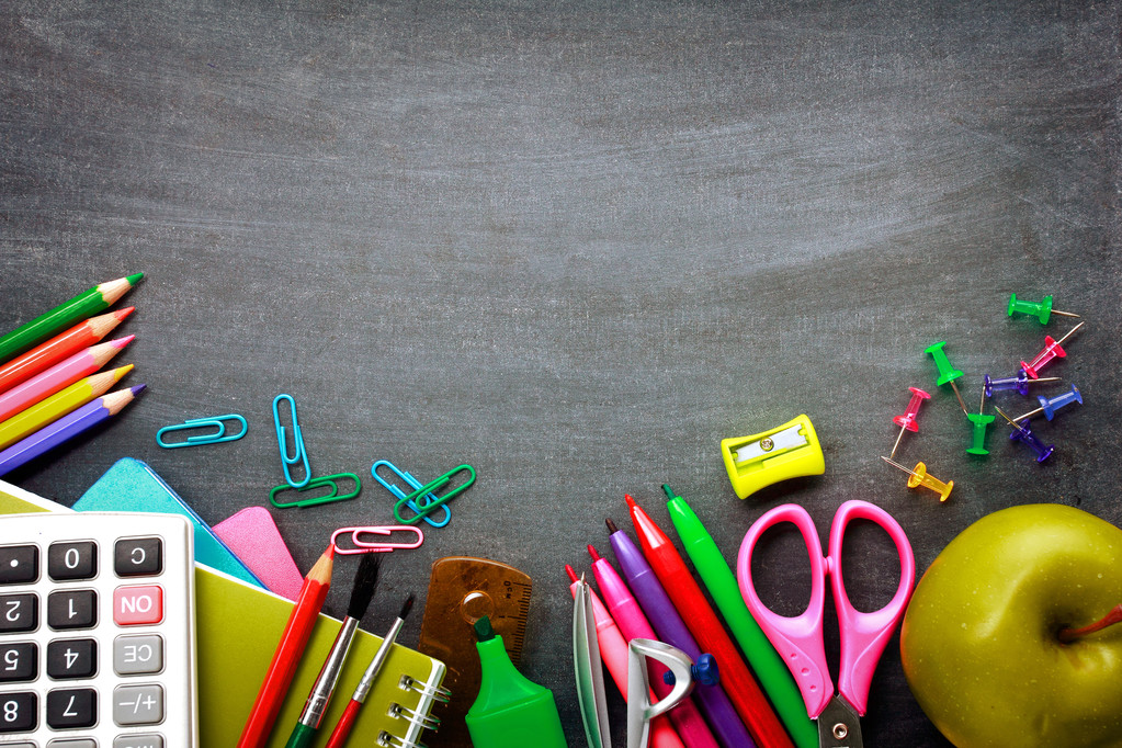 黑板背景的学校用品图片 黑板背景的学校用品图片