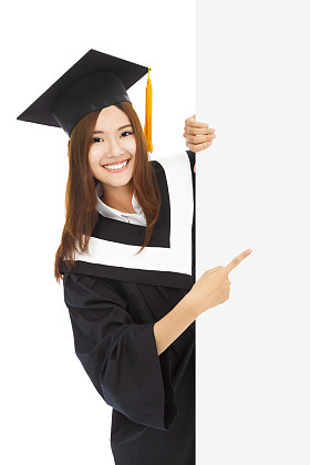 年轻的女性毕业学生指向空白板