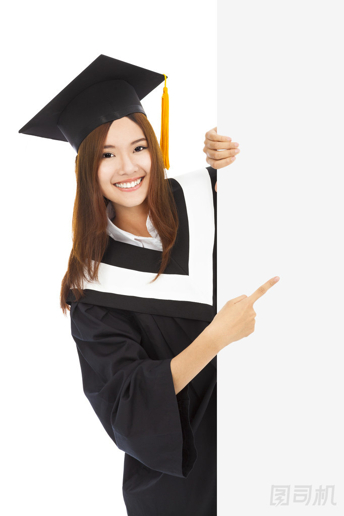 年輕的女性畢業(yè)學生指向空白板