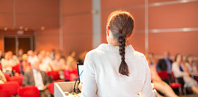 女教授讲课学院