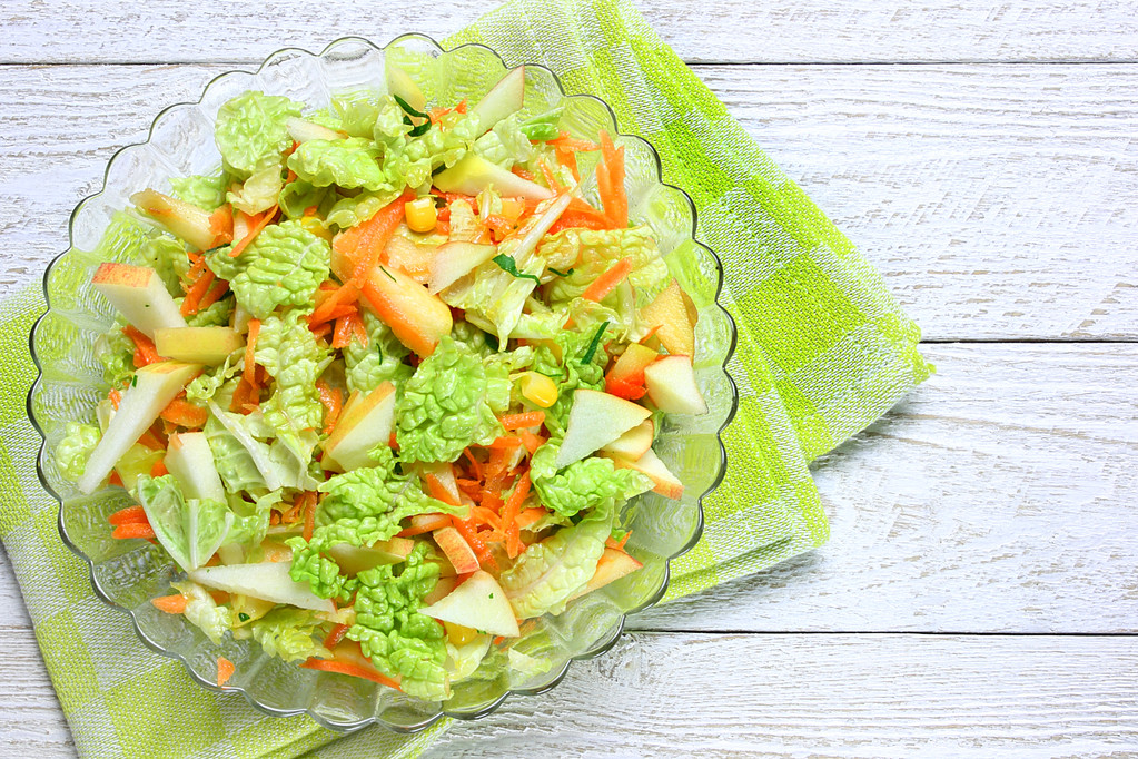 甜玉米、 胡萝卜、 苹果、 美味沙拉白菜