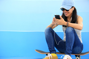 女子滑板聽音樂圖片