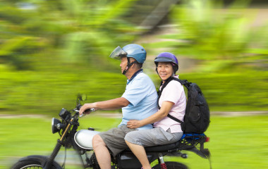 年長的夫婦駕駛摩托車與動態(tài)背景