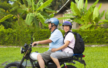 亞洲的年長夫婦駕駛摩托車旅