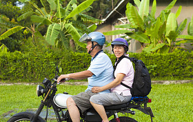 亚洲的年长夫妇驾驶摩托车旅