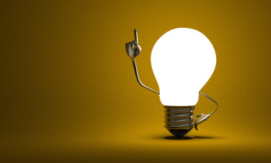 燈泡用大手中的黃色頓悟的時(shí)刻