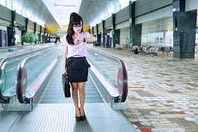 看着手表的女商人