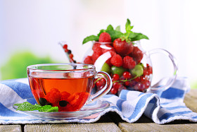 野生浆果在玻璃杯水果茶图片