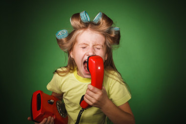 Hosewife de Chica Poco Loca Gritando en El Telefono crazy little girl zhang List screamed to the mobile phone