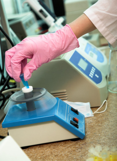 在現(xiàn)代實(shí)驗(yàn)室研究員照片