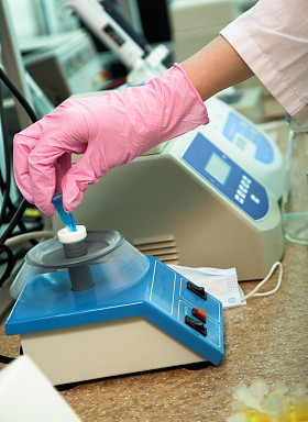 在现代实验室研究员照片