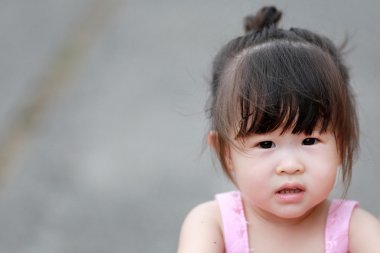 快樂的小亞洲女孩圖片