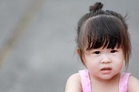 快乐的小亚洲女孩图片