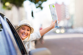 女游客在车旅行图片