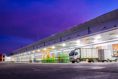 白色卡車停在一張違章停車的地方在倉庫中