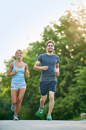 一对在户外跑步的夫妇图片