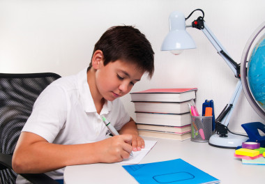 小學生做功課圖片