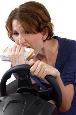 女人開車的時候吃一個三明治