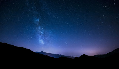 夜晚的天空與銀河系恒星對(duì)山背景