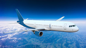 飞机越过山脉图片