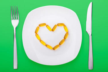 魚躺在板上的油軟膠囊圖片