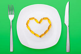 鱼躺在板上的油软胶囊图片