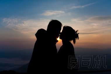 情侶接吻