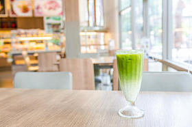 冰的绿茶拿铁咖啡图片