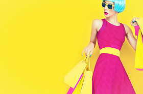 购物疯狂的女孩