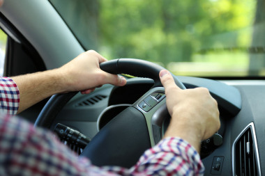 男子駕駛汽車圖片