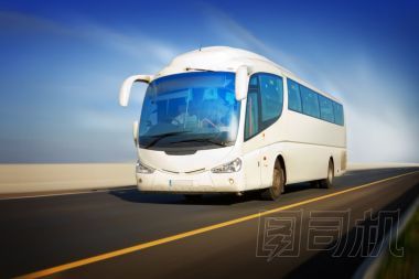 在議案中在公路上的公交車