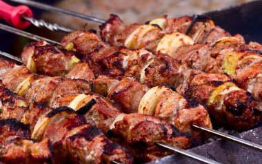 烤架上的Kebabs照片