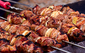 烤架上的Kebabs照片