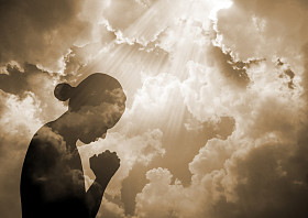 祈祷的女人图片