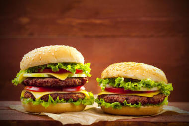 在木頭上的兩個漢堡包圖片