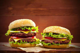 在木头上的两个汉堡包图片