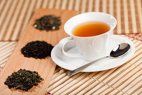 杯茶和干的茶叶照片