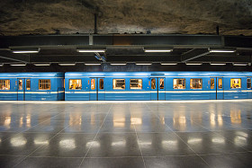 火车停在 fridhemsplan 地铁站，斯德哥尔摩 （瑞典)