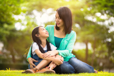 快樂年輕的母親和她的女兒圖片