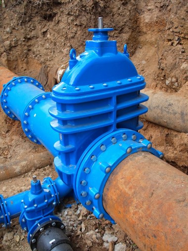 老喝大水管加入了新的藍(lán)色閥門和新的藍(lán)色聯(lián)合會(huì)員。完成修復(fù)管道等覆蓋粘土。極端的一種腐蝕，銹蝕的金屬質(zhì)感