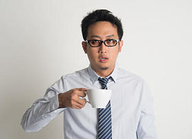 累了亚洲商人喝咖啡图片