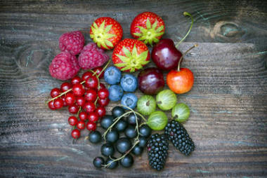 夏天野生漿果的老式主板靜物概念