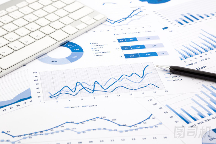 在辦公室桌上的藍(lán)色圖和數(shù)據(jù)透視圖報(bào)表