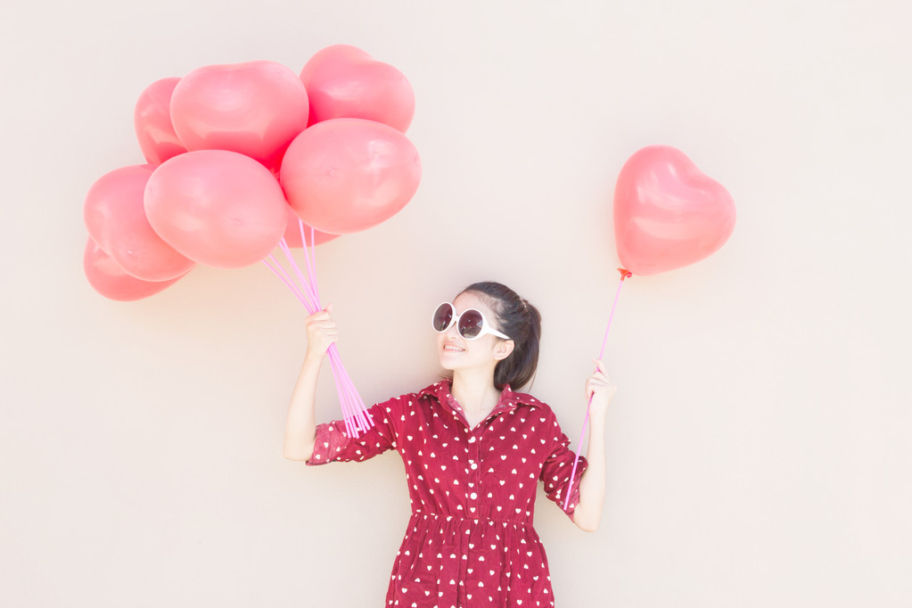 五彩缤纷的心形气球的女孩 五彩缤纷的心形气球的女孩