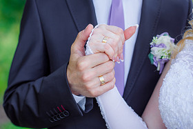 手中几个婚礼照片