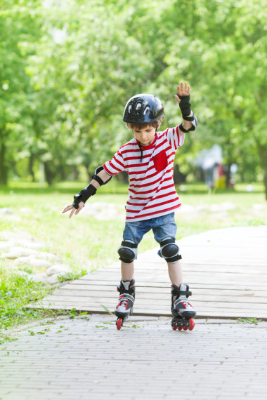 中夏公園輥上的男孩圖片